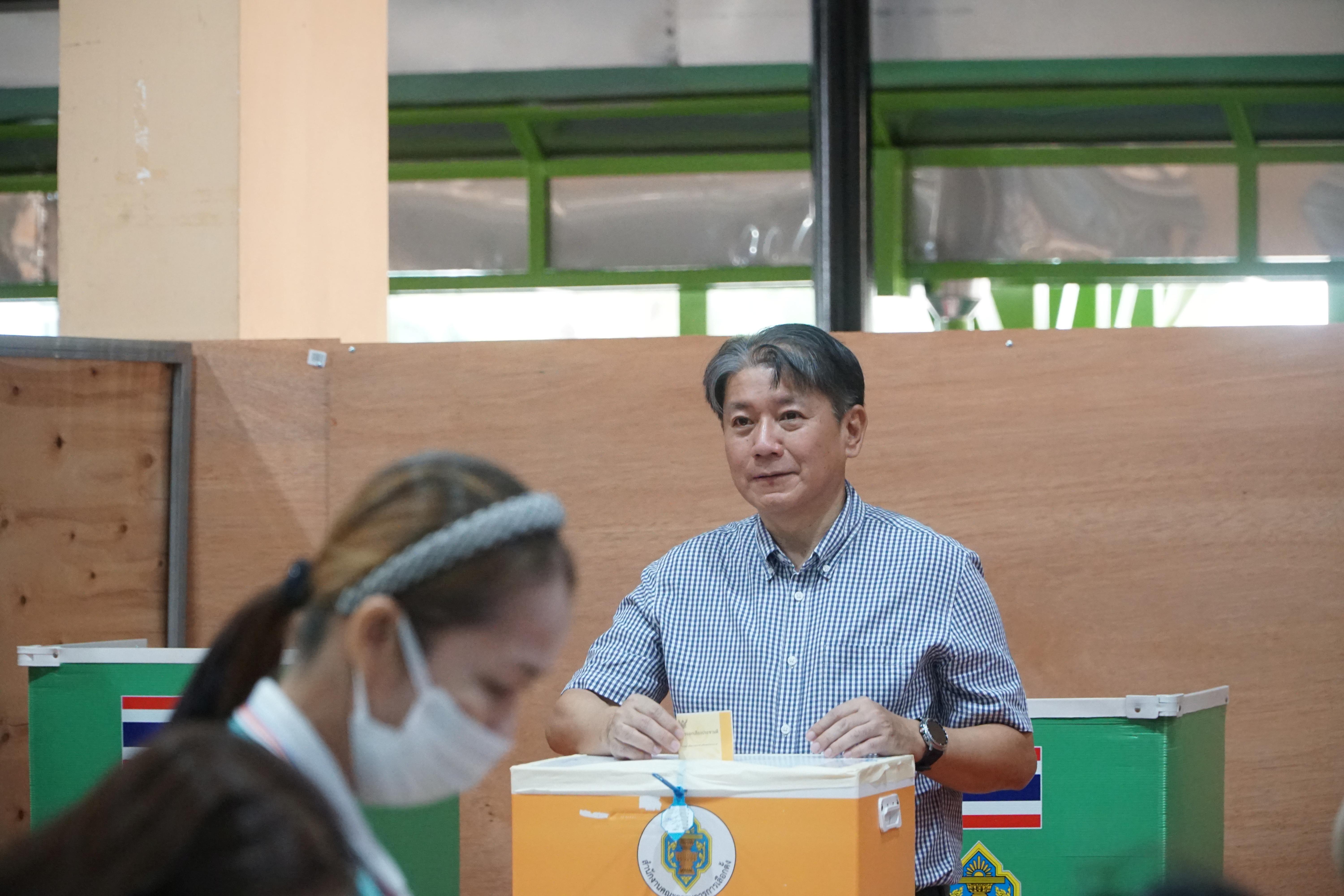 จันทบุรี คึกคัก ผู้ว่าฯ นำทีมใช้สิทธิประชามติ มั่นใจยอดทะลุ 75% คาดรู้ผลไม่เป็นทางการ 5 ทุ่มคืนนี้