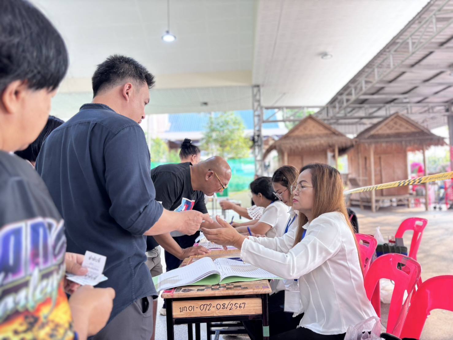 บรรยากาศหน่วยเลือกตั้ง ม.9 เทศบาลท่าช้าง เขตเลือกตั้งที่ 1 มีผู้มาใช้สิทธิ์เลือกตั้งและออกเสียงประชามติกันอย่างต่อเนื่อง