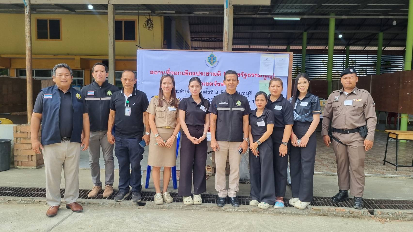 ที่ศาลาวัดโป่งโรงเซ็น หน่วยลงประชามตินอกเขต และมีหน่วยปกติ 1 หน่วย